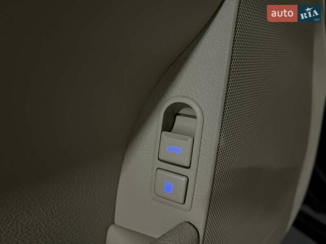 Черный Хендай Генезис, объемом двигателя 3.8 л и пробегом 222 тыс. км за 9999 $, фото 21 на Automoto.ua
