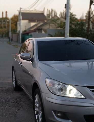 Сірий Хендай Генезис, об'ємом двигуна 3.78 л та пробігом 320 тис. км за 9800 $, фото 1 на Automoto.ua