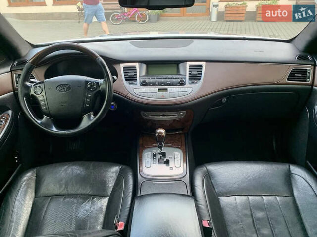 Серый Хендай Генезис, объемом двигателя 3.78 л и пробегом 271 тыс. км за 9999 $, фото 7 на Automoto.ua