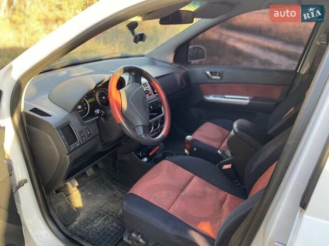 Белый Хендай Гетц, объемом двигателя 1.4 л и пробегом 220 тыс. км за 3200 $, фото 3 на Automoto.ua