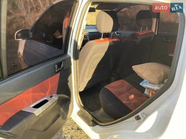 Белый Хендай Гетц, объемом двигателя 1.4 л и пробегом 220 тыс. км за 3200 $, фото 6 на Automoto.ua