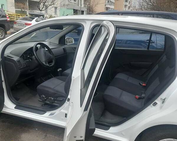 Белый Хендай Гетц, объемом двигателя 1.4 л и пробегом 120 тыс. км за 5000 $, фото 5 на Automoto.ua