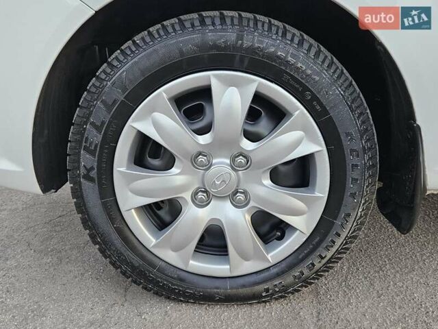 Белый Хендай Гетц, объемом двигателя 1.4 л и пробегом 100 тыс. км за 7000 $, фото 51 на Automoto.ua