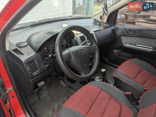 Красный Хендай Гетц, объемом двигателя 1.34 л и пробегом 200 тыс. км за 4000 $, фото 1 на Automoto.ua