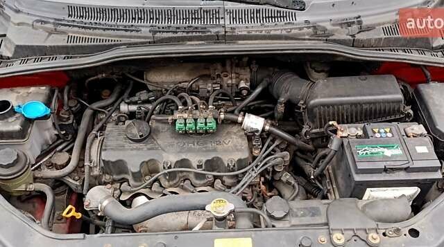 Красный Хендай Гетц, объемом двигателя 1.4 л и пробегом 193 тыс. км за 5500 $, фото 5 на Automoto.ua