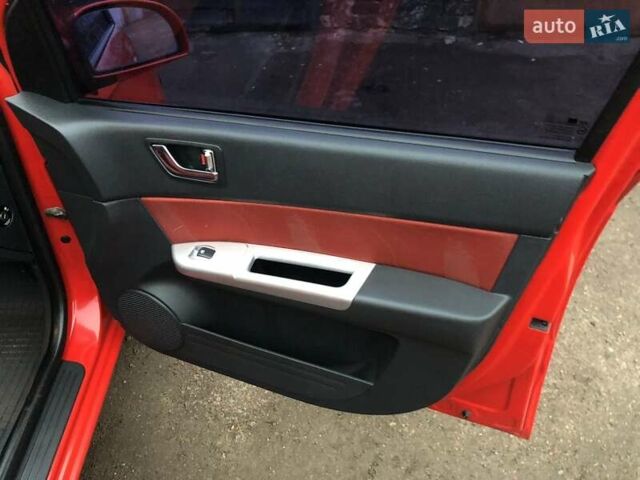 Красный Хендай Гетц, объемом двигателя 1.6 л и пробегом 100 тыс. км за 5000 $, фото 5 на Automoto.ua