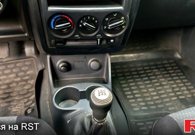 Красный Хендай Гетц, объемом двигателя 1.1 л и пробегом 227 тыс. км за 3650 $, фото 4 на Automoto.ua