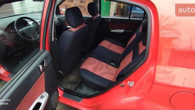 Красный Хендай Гетц, объемом двигателя 1.4 л и пробегом 141 тыс. км за 5500 $, фото 3 на Automoto.ua