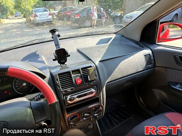 Красный Хендай Гетц, объемом двигателя 1.1 л и пробегом 190 тыс. км за 3850 $, фото 3 на Automoto.ua