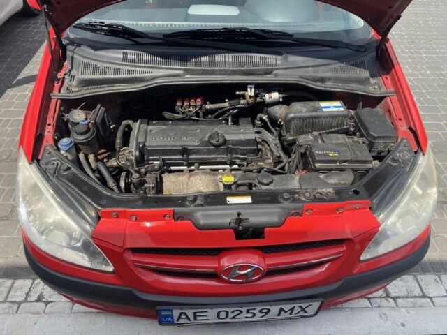 Красный Хендай Гетц, объемом двигателя 1.4 л и пробегом 283 тыс. км за 3500 $, фото 1 на Automoto.ua