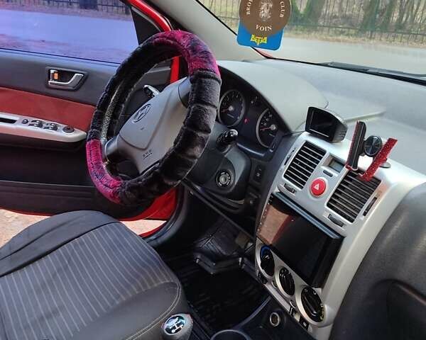 Красный Хендай Гетц, объемом двигателя 1.4 л и пробегом 315 тыс. км за 4300 $, фото 2 на Automoto.ua