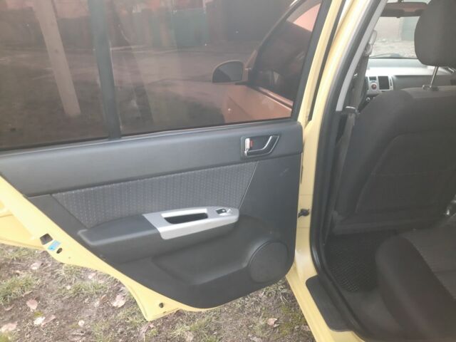 Желтый Хендай Гетц, объемом двигателя 1.4 л и пробегом 250 тыс. км за 3900 $, фото 15 на Automoto.ua