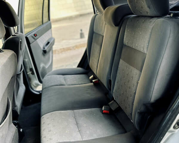 Серый Хендай Гетц, объемом двигателя 1.3 л и пробегом 300 тыс. км за 2900 $, фото 8 на Automoto.ua