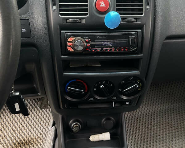 Серый Хендай Гетц, объемом двигателя 1.49 л и пробегом 260 тыс. км за 4450 $, фото 10 на Automoto.ua