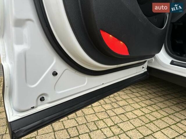 Белый Хендай Гранд Санта Фе, объемом двигателя 2.2 л и пробегом 231 тыс. км за 19197 $, фото 5 на Automoto.ua