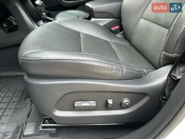 Белый Хендай Гранд Санта Фе, объемом двигателя 2.2 л и пробегом 231 тыс. км за 19197 $, фото 11 на Automoto.ua