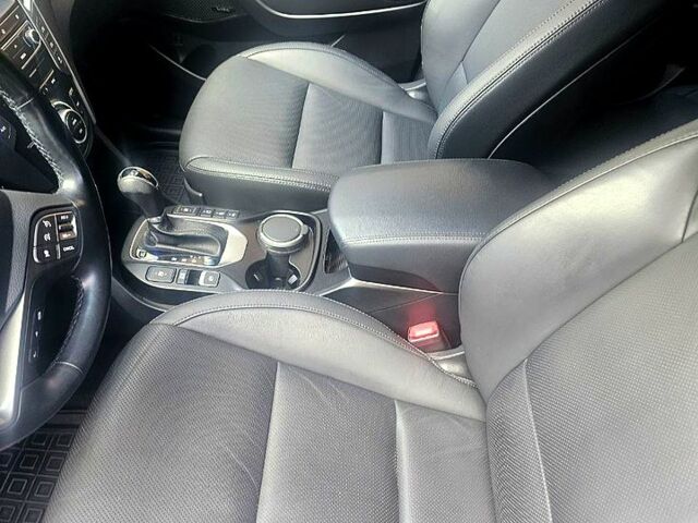 Белый Хендай Гранд Санта Фе, объемом двигателя 2.2 л и пробегом 124 тыс. км за 35000 $, фото 2 на Automoto.ua