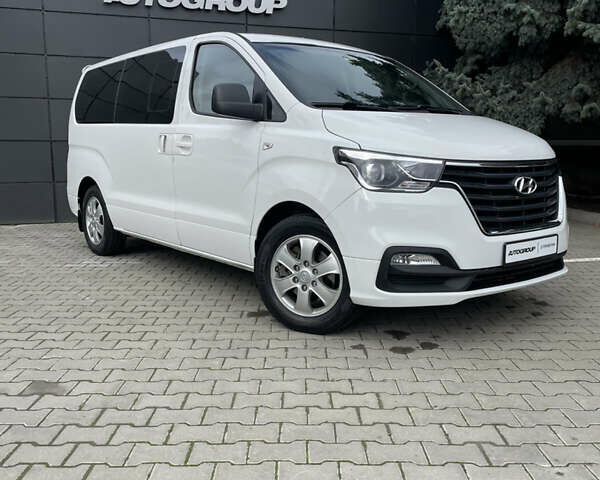 Белый Хендай Гранд Старекс, объемом двигателя 2.5 л и пробегом 70 тыс. км за 31500 $, фото 3 на Automoto.ua