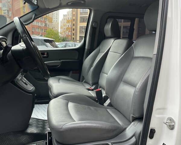 Белый Хендай Гранд Старекс, объемом двигателя 2.5 л и пробегом 70 тыс. км за 31500 $, фото 9 на Automoto.ua