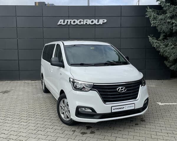 Белый Хендай Гранд Старекс, объемом двигателя 2.5 л и пробегом 70 тыс. км за 31500 $, фото 1 на Automoto.ua