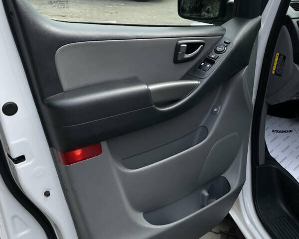 Белый Хендай Гранд Старекс, объемом двигателя 2.5 л и пробегом 70 тыс. км за 31500 $, фото 8 на Automoto.ua