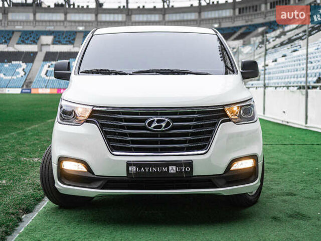 Белый Хендай Гранд Старекс, объемом двигателя 2.5 л и пробегом 65 тыс. км за 28500 $, фото 9 на Automoto.ua