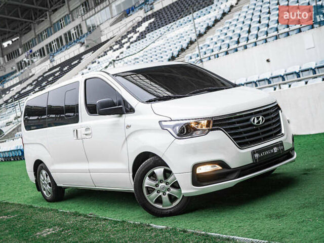 Белый Хендай Гранд Старекс, объемом двигателя 2.5 л и пробегом 65 тыс. км за 28500 $, фото 2 на Automoto.ua