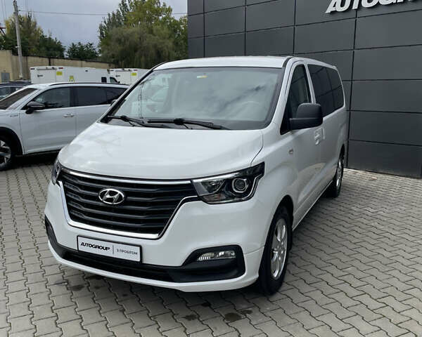 Белый Хендай Гранд Старекс, объемом двигателя 2.5 л и пробегом 70 тыс. км за 31500 $, фото 4 на Automoto.ua