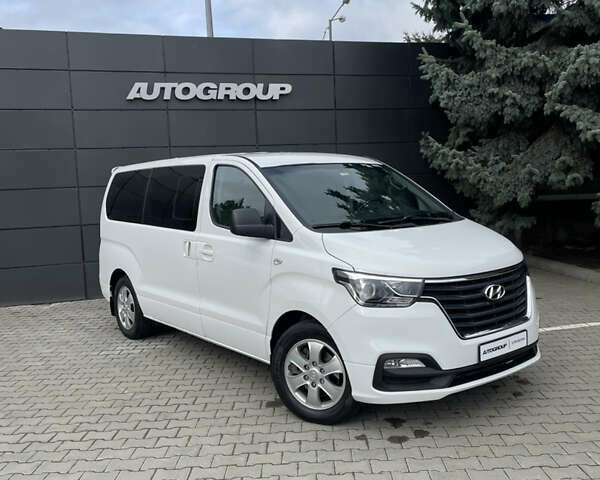 Белый Хендай Гранд Старекс, объемом двигателя 2.5 л и пробегом 70 тыс. км за 31500 $, фото 2 на Automoto.ua