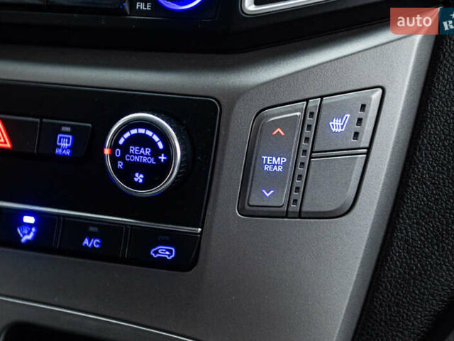 Белый Хендай Гранд Старекс, объемом двигателя 2.5 л и пробегом 65 тыс. км за 28500 $, фото 32 на Automoto.ua