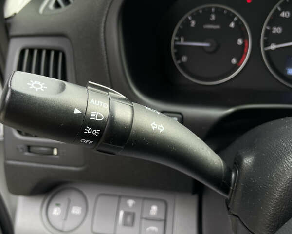 Белый Хендай Гранд Старекс, объемом двигателя 2.5 л и пробегом 70 тыс. км за 31500 $, фото 13 на Automoto.ua