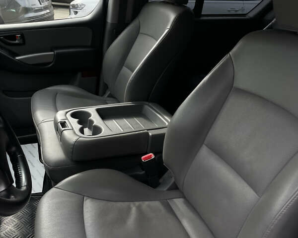 Белый Хендай Гранд Старекс, объемом двигателя 2.5 л и пробегом 70 тыс. км за 31500 $, фото 19 на Automoto.ua