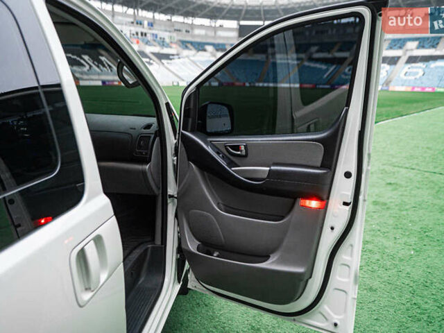 Белый Хендай Гранд Старекс, объемом двигателя 2.5 л и пробегом 65 тыс. км за 28500 $, фото 19 на Automoto.ua