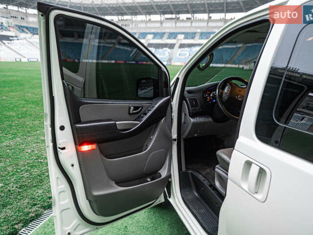 Белый Хендай Гранд Старекс, объемом двигателя 2.5 л и пробегом 65 тыс. км за 28500 $, фото 21 на Automoto.ua