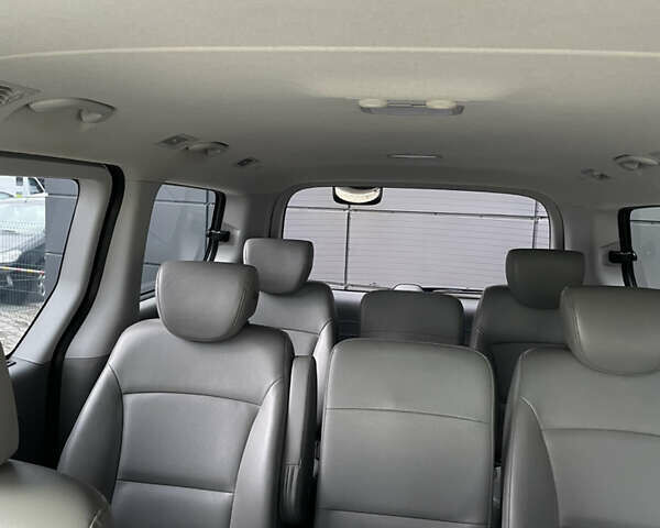 Белый Хендай Гранд Старекс, объемом двигателя 2.5 л и пробегом 70 тыс. км за 31500 $, фото 21 на Automoto.ua