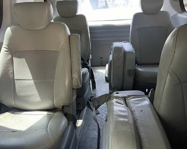 Серый Хендай Гранд Старекс, объемом двигателя 2.5 л и пробегом 277 тыс. км за 7500 $, фото 5 на Automoto.ua