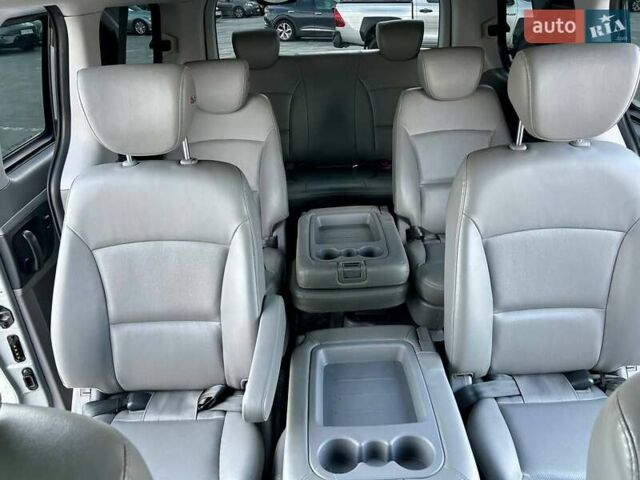 Сірий Хендай Гранд Старекс, об'ємом двигуна 2.5 л та пробігом 161 тис. км за 21900 $, фото 108 на Automoto.ua