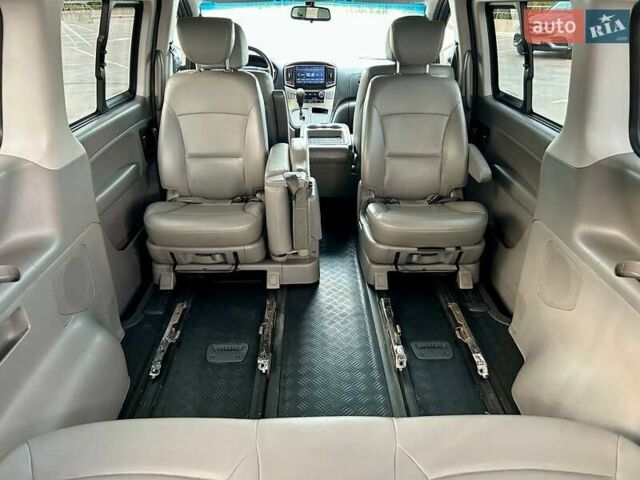 Сірий Хендай Гранд Старекс, об'ємом двигуна 2.5 л та пробігом 161 тис. км за 21900 $, фото 54 на Automoto.ua