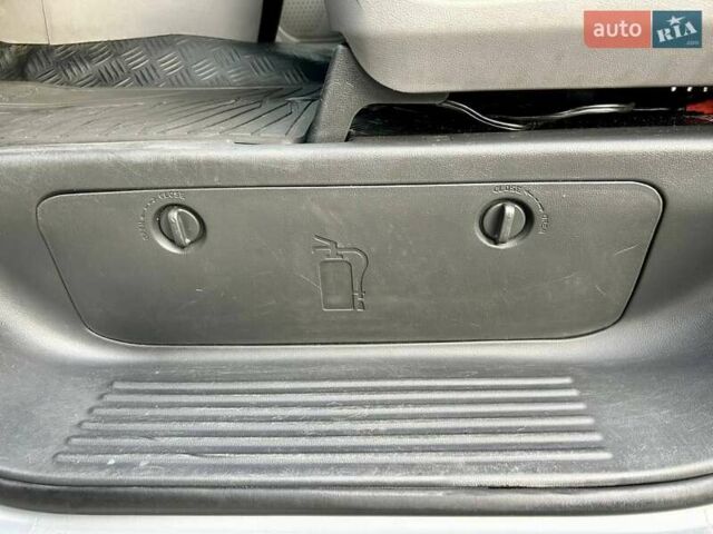 Сірий Хендай Гранд Старекс, об'ємом двигуна 2.5 л та пробігом 161 тис. км за 21900 $, фото 29 на Automoto.ua