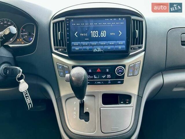 Сірий Хендай Гранд Старекс, об'ємом двигуна 2.5 л та пробігом 161 тис. км за 21900 $, фото 68 на Automoto.ua