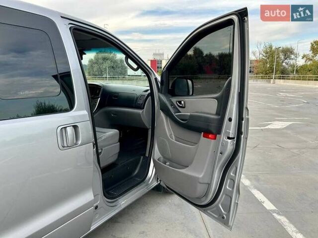 Сірий Хендай Гранд Старекс, об'ємом двигуна 2.5 л та пробігом 161 тис. км за 21900 $, фото 26 на Automoto.ua
