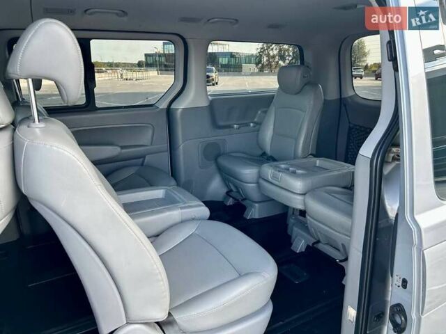 Сірий Хендай Гранд Старекс, об'ємом двигуна 2.5 л та пробігом 161 тис. км за 21900 $, фото 75 на Automoto.ua