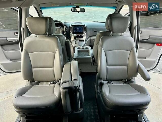 Сірий Хендай Гранд Старекс, об'ємом двигуна 2.5 л та пробігом 161 тис. км за 21900 $, фото 52 на Automoto.ua