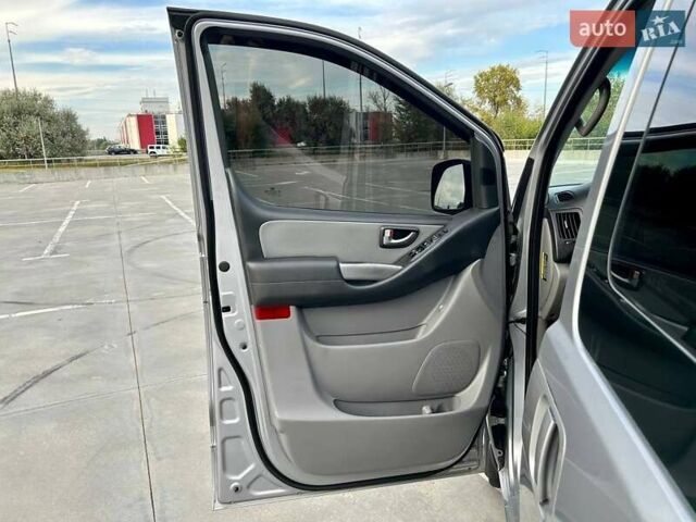 Сірий Хендай Гранд Старекс, об'ємом двигуна 2.5 л та пробігом 161 тис. км за 21900 $, фото 28 на Automoto.ua