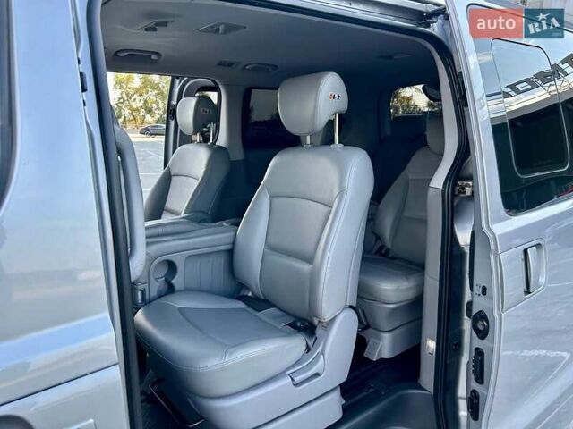 Сірий Хендай Гранд Старекс, об'ємом двигуна 2.5 л та пробігом 161 тис. км за 21900 $, фото 101 на Automoto.ua