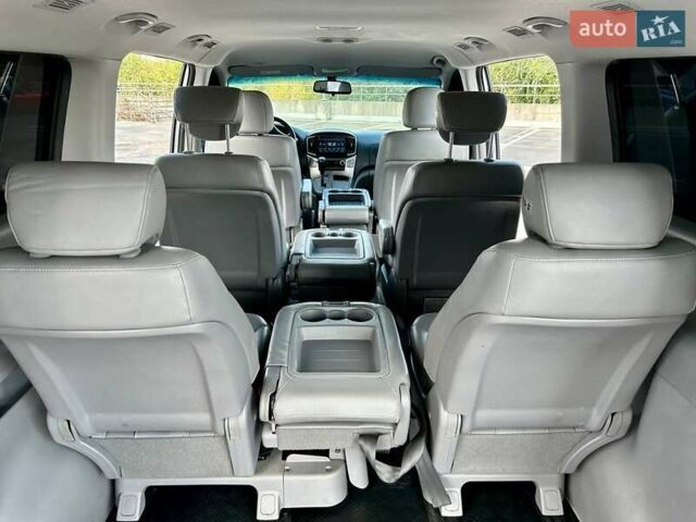 Сірий Хендай Гранд Старекс, об'ємом двигуна 2.5 л та пробігом 161 тис. км за 21900 $, фото 94 на Automoto.ua