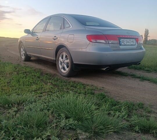 Серый Хендай Грандер, объемом двигателя 2.7 л и пробегом 280 тыс. км за 6700 $, фото 7 на Automoto.ua