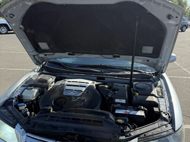 Серый Хендай Грандер, объемом двигателя 3.3 л и пробегом 250 тыс. км за 4999 $, фото 2 на Automoto.ua