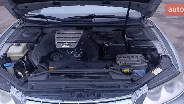 Серый Хендай Грандер, объемом двигателя 3.3 л и пробегом 300 тыс. км за 4900 $, фото 5 на Automoto.ua