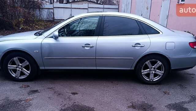 Серый Хендай Грандер, объемом двигателя 3.3 л и пробегом 300 тыс. км за 4900 $, фото 1 на Automoto.ua